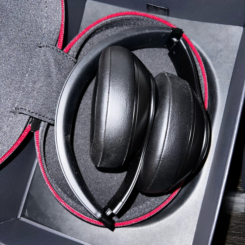 Beats by Dre Studio3 Over-Ear Headphones - Black - Picture 7 of 7